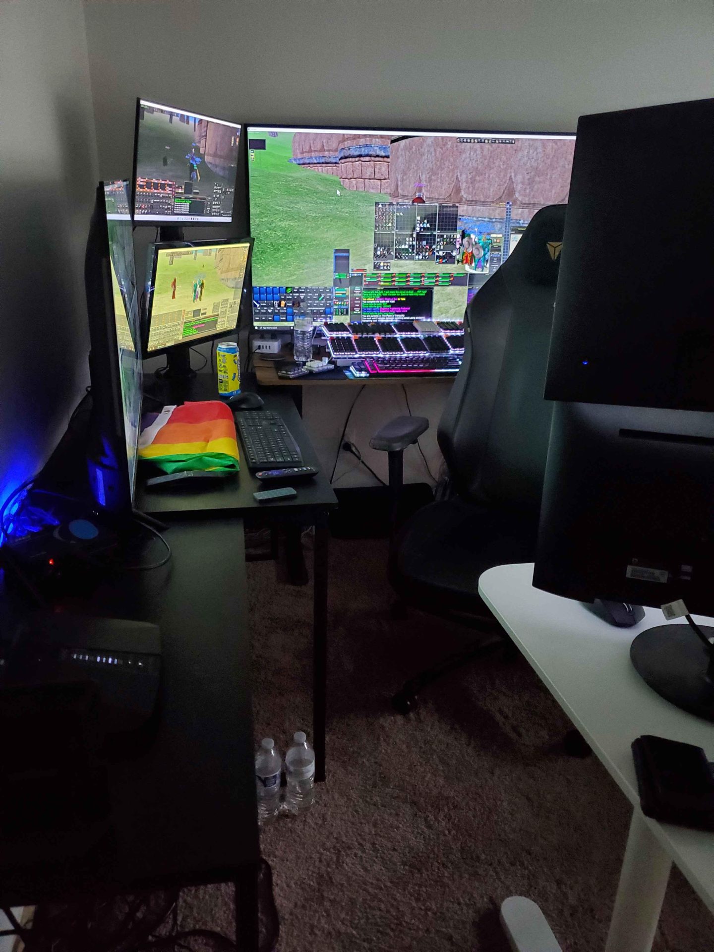 Main gaming seat with ultrawide monitor and side monitors